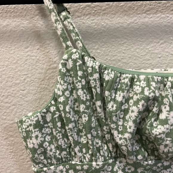 Green Flowered crop top - Picture 2 of 3